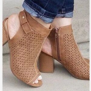 Vince Camuto leather peep toe heels size 6.5